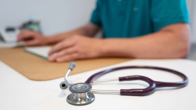 Könnte eine Gebühr unnötige Arztbesuche verringern? (Archivbild)  (Foto: Sebastian Kahnert/dpa)