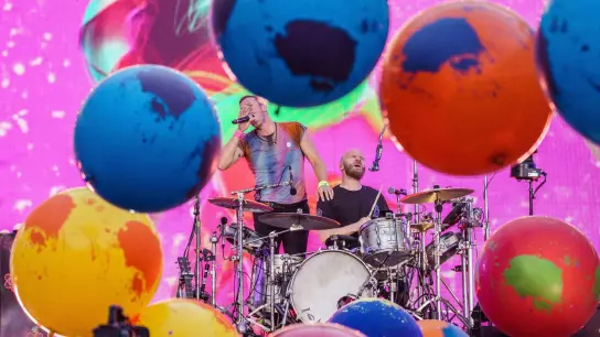 Mal bunt, mal sanft: Coldplay hat in Frankfurt eine mitreißende Show gspielt. (Foto: Andreas Arnold/dpa)