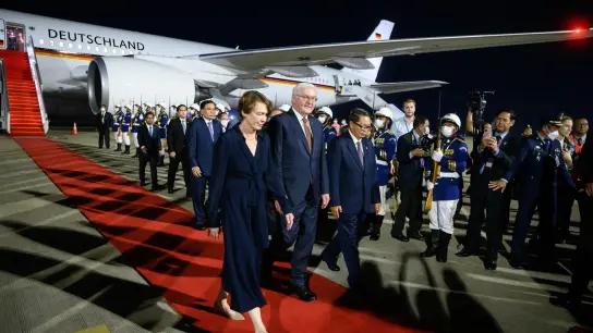 Bundespräsident Frank-Walter Steinmeier und seine Frau Elke Büdenbender bei ihrer Ankunft in Kambodscha. Auch der fünftägigen Südost-Asien-Reise besuchen sie auch Malaysia. (Foto: Bernd von Jutrczenka/dpa)