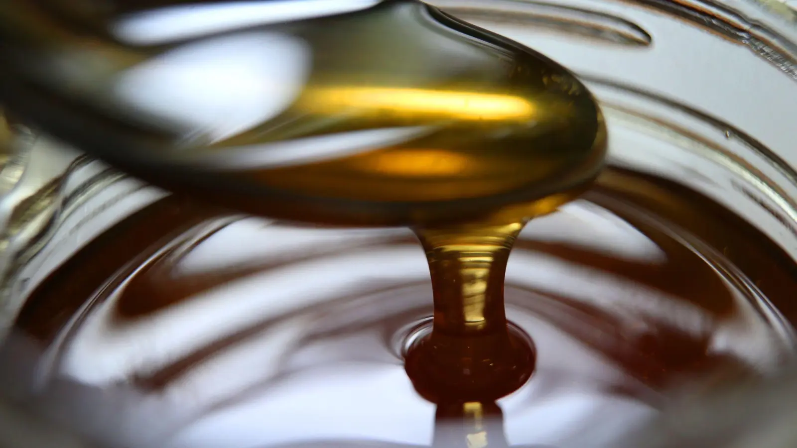 Leckeren Honig schickte ein Mann seinem Bruder nach Ansbach. Daraus wurde ein Polizeieinsatz.  (Foto: Karl-Josef Hildenbrand/dpa)