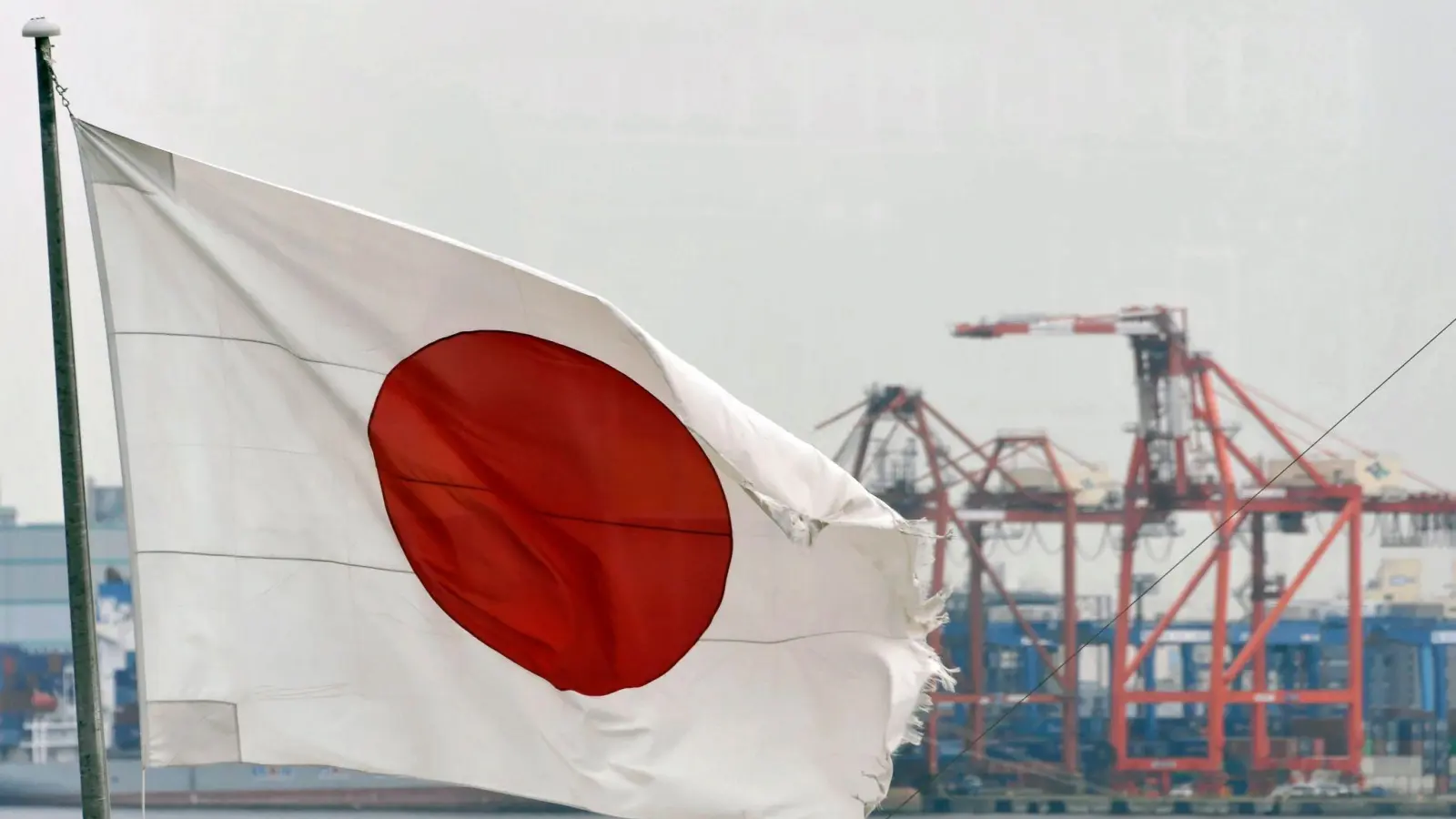 Auch im Jahresvergleich schrumpfte die japanische Industrieproduktion im November. (Foto: Franck Robichon/EPA/dpa)