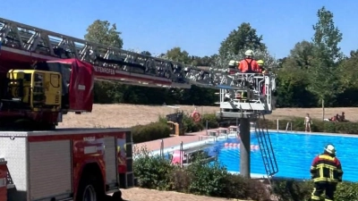 Per Drehleiter wurde die verletzte Person geborgen.  (Foto:  Kreisfeuerwehrverband NEA )