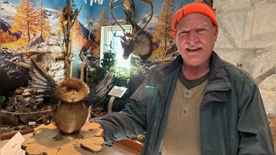 Gerhard Mahr mit dem Wolpertinger – ein Gag im Tiermuseum Altershausen.  (Foto: Nicole Gunkel)