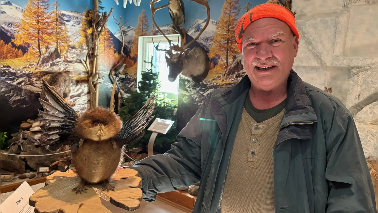 Gerhard Mahr mit dem Wolpertinger – ein Gag im Tiermuseum Altershausen.  (Foto: Nicole Gunkel)