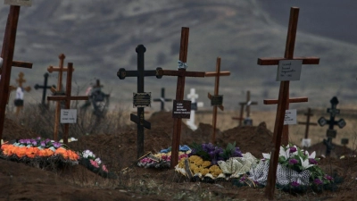 Neue Gräber sind auf einem Friedhof in Bachmut zu sehen. Der Beginn des russischen Angriffskrieges gegen die Ukraine jährte sich nun zum zweiten Mal. (Foto: Libkos/AP/dpa)