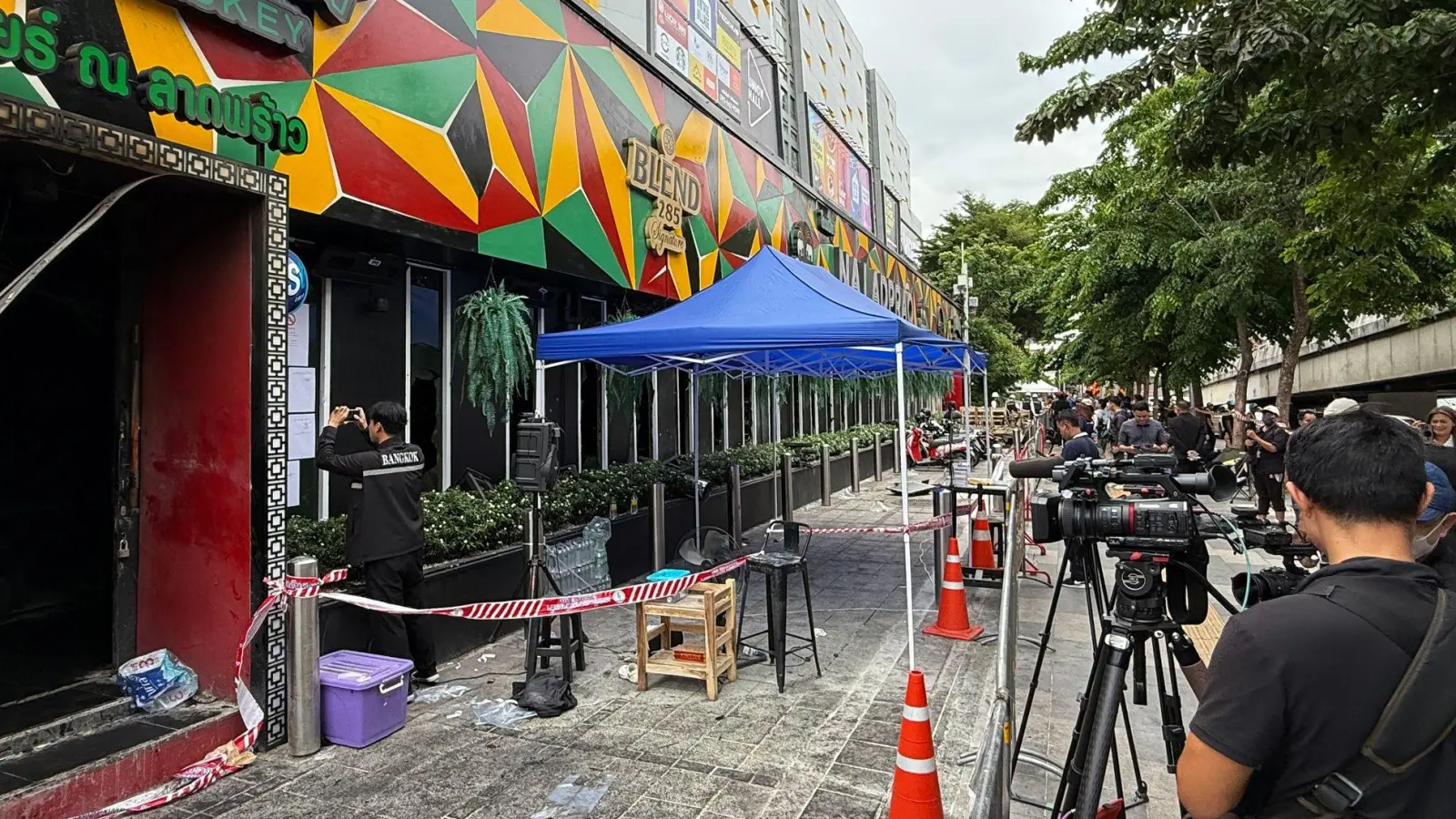 Viele Reporterteams belagerten den Unglücksort. (Foto: Carola Frentzen/dpa)