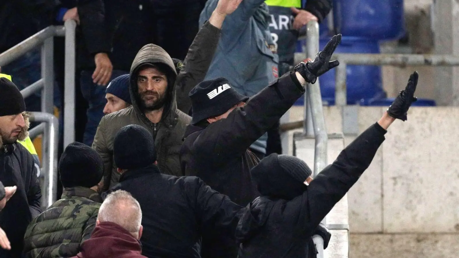 Die Anhängerschaft von Lazio hat sich in Europas Fußball über Jahrzehnte hinweg einen Ruf als rechte Krawallmacher erarbeitet. (Foto: Gregorio Borgia/AP/dpa)