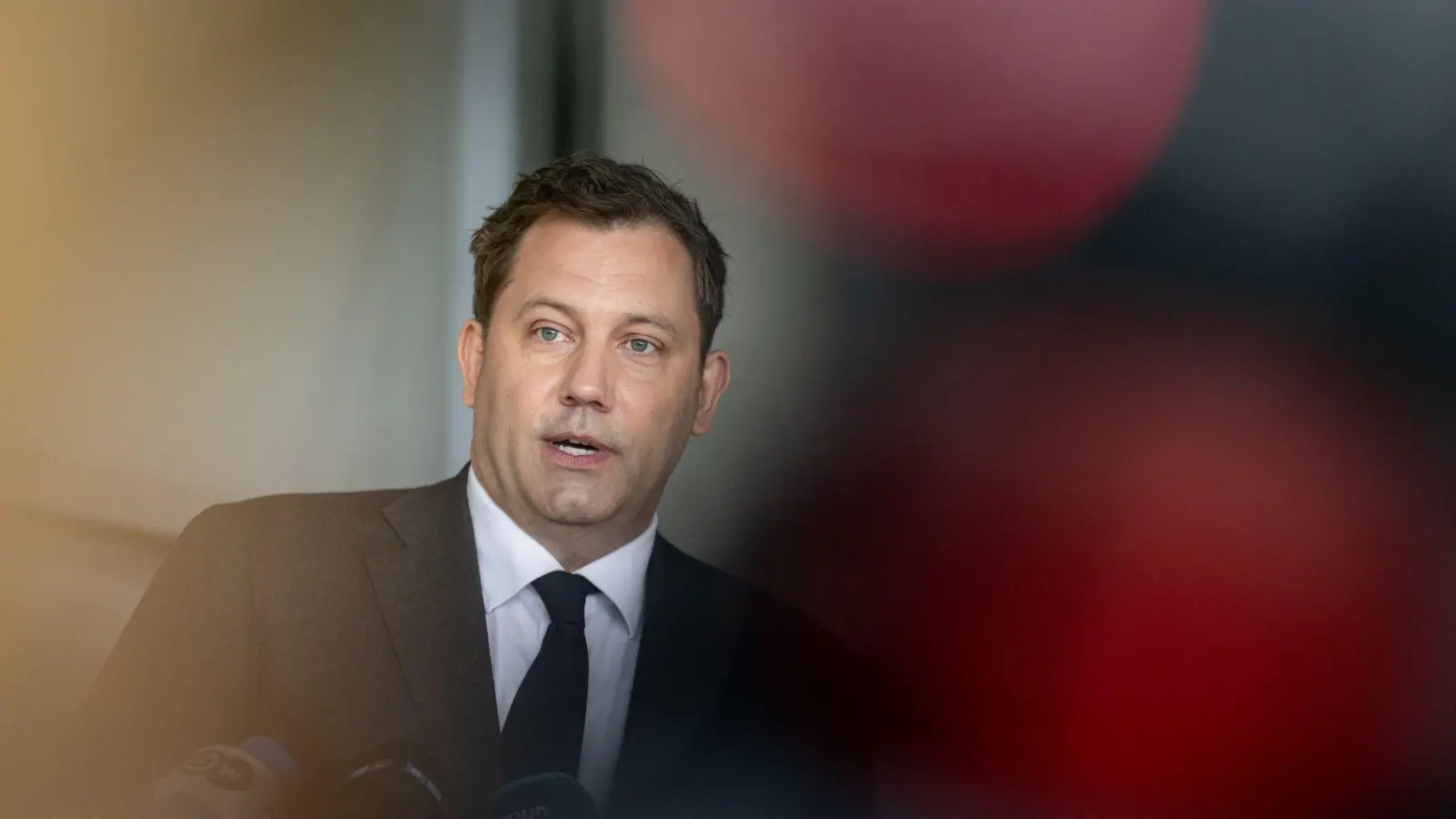 Am Mittwoch will Klingbeil die Eckpunkte für den Haushalt ins Kabinett bringen.  (Foto: Fabian Sommer/dpa)