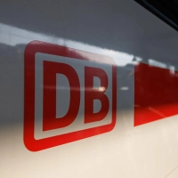 Wegen der Sperrung eines Streckenabschnitts müssen Züge laut Bahn an geeigneten Stellen warten. (Symbolbild) (Foto: Daniel Karmann/dpa)