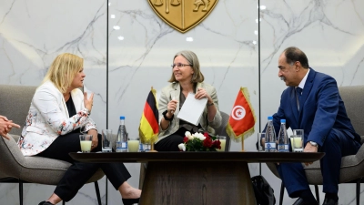 Bundesinnenminister Nancy Faeser (l) spricht in Tunis mit ihrem tunesischen Amtskollegen Kamel Fekih. (Foto: Bernd von Jutrczenka/dpa)