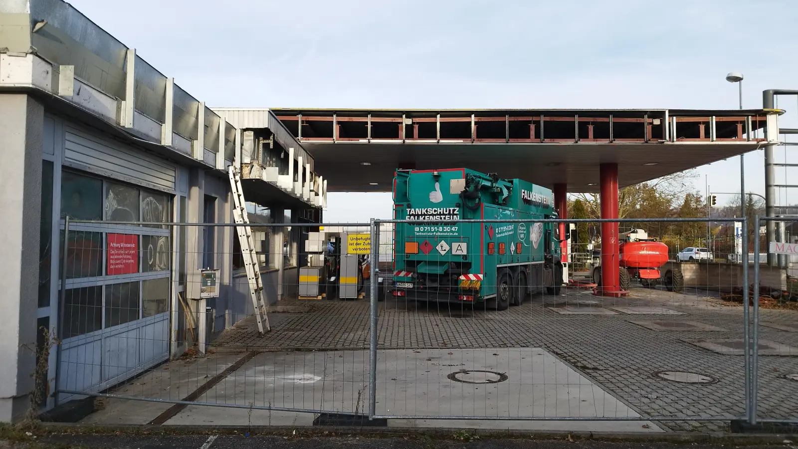 Der Rückbau der Agip-Tankstelle in Ansbach läuft. Doch es werden Monate vergehen, bevor das Grundstück wieder anderweitig genutzt werden kann. (Foto: Robert Maurer)