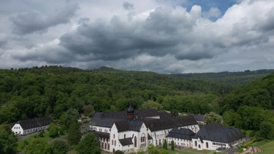 Dunkle Wolken können heute Gewitter und Starkregen bringen.   (Foto: Boris Roessler/dpa)