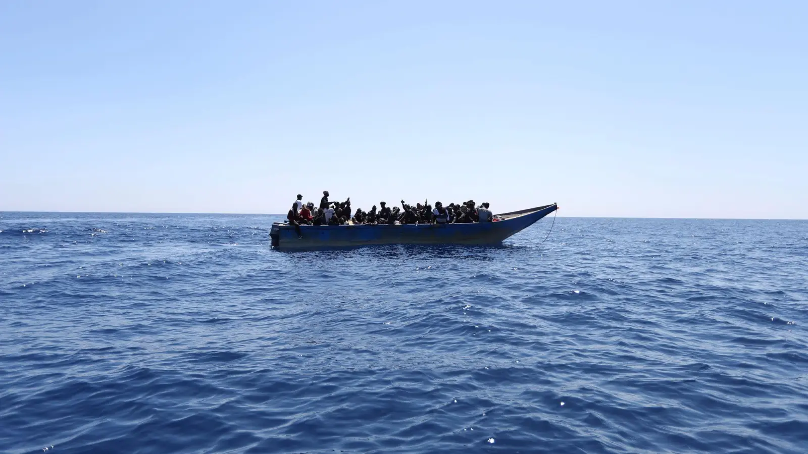 Boot mit Flüchtlingen vor der libyschen Küste. Seit Monaten versuchen sehr viele Menschen, von Nordafrika aus über die gefährliche Mittelmeerroute Süditalien zu erreichen. (Foto: Skye McKee/Ärzte ohne Grenzen via AP/dpa)