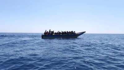 Boot mit Flüchtlingen vor der libyschen Küste. Seit Monaten versuchen sehr viele Menschen, von Nordafrika aus über die gefährliche Mittelmeerroute Süditalien zu erreichen. (Foto: Skye McKee/Ärzte ohne Grenzen via AP/dpa)