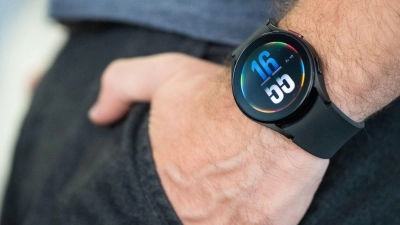 Smartwatch am Handgelenk: Regelmäßige Tragepausen helfen der Haut, sich zu regenerieren. (Foto: Franziska Gabbert/dpa-tmn)