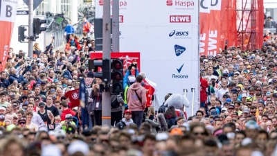 Großer Andrang: Tausende Läuferinnen und Läufer starten vor den Messehallen in Hamburg zum Marathonlauf. Vor ihnen liegen 42,195 Kilometer. (Foto: Axel Heimken/dpa)