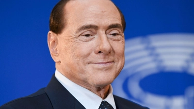 Vor rund einer Woche in die Mailänder Klinik eingeliefert worden: Silvio Berlusconi. (Foto: Sven Hoppe/dpa)