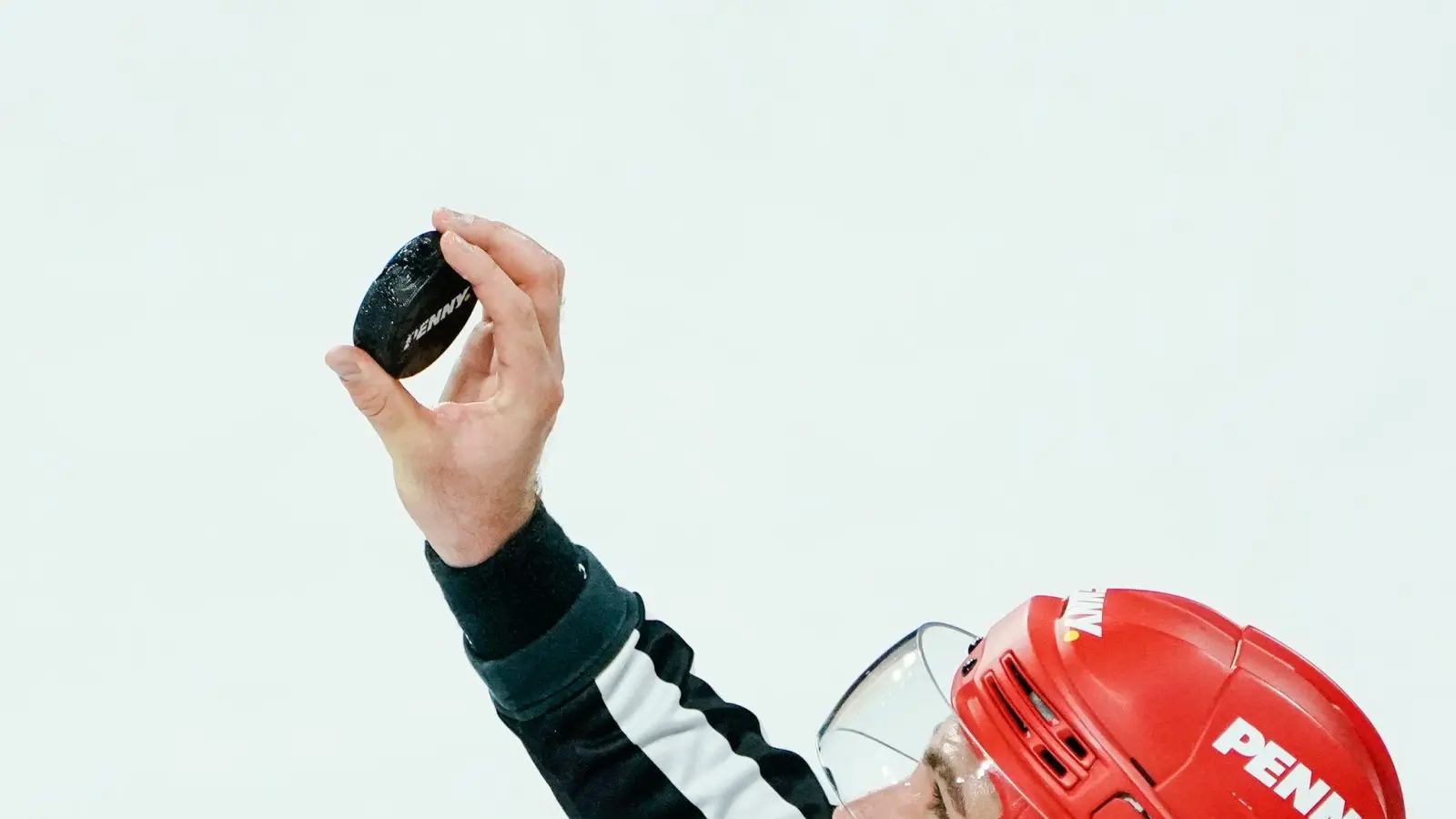 Ein Schiedsrichter hält den Puck in der Hand. (Foto: Uwe Anspach/dpa/Symbolbild)