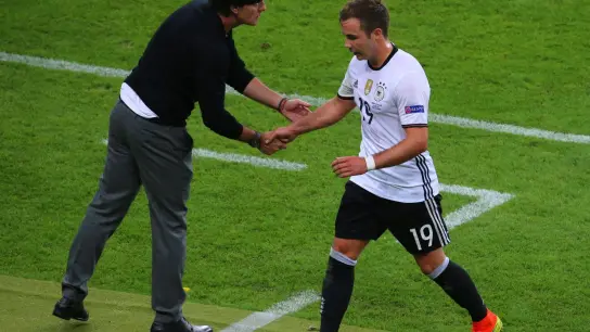 Bei der EM 2016 gibt der damalige Bundestrainer Joachim Löw (l) Mario Götze bei dessen Auswechslung die Hand. (Foto: Srdjan Suki/EPA/dpa)