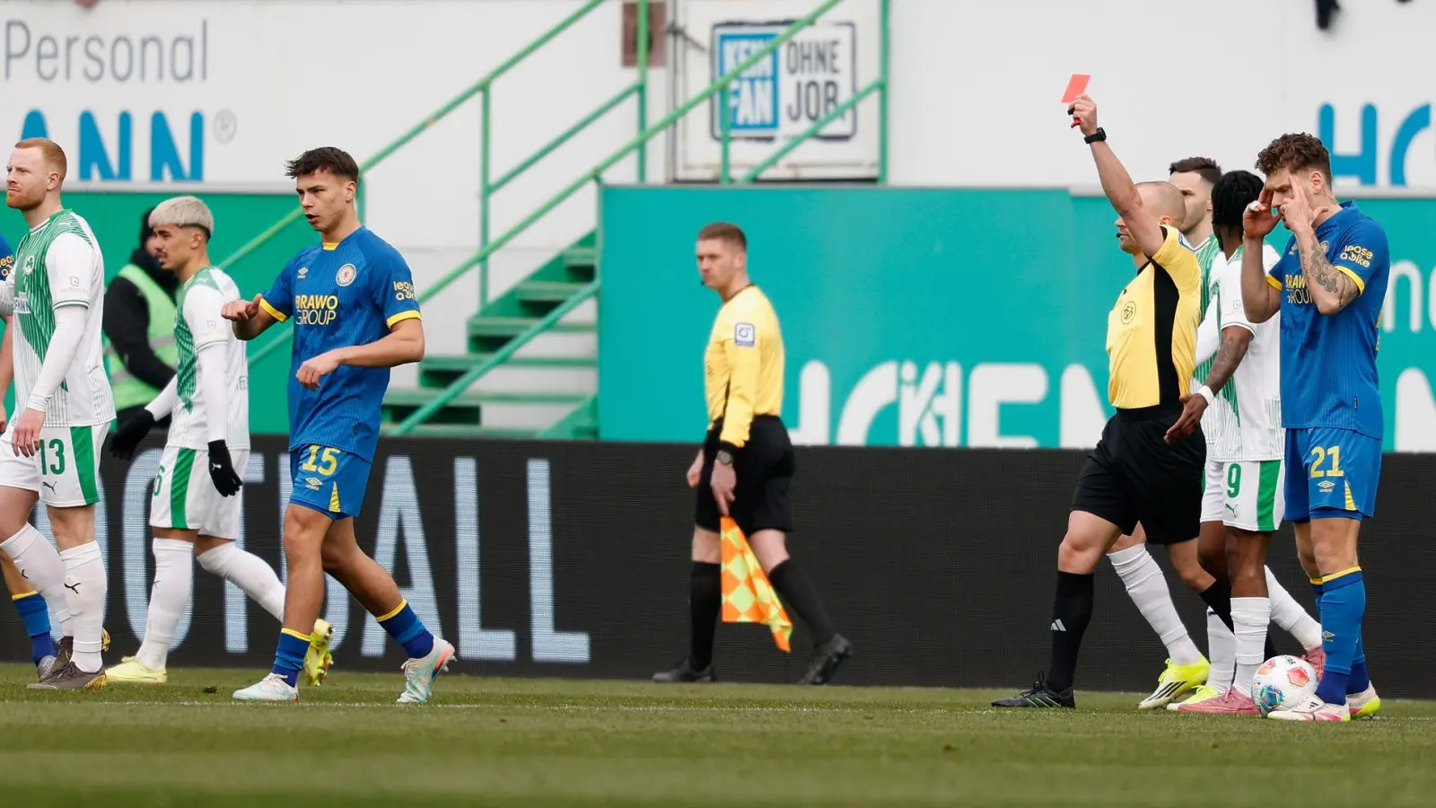 Wegweisende Szene war die frühe Rote Karte. (Foto: Heiko Becker/dpa)