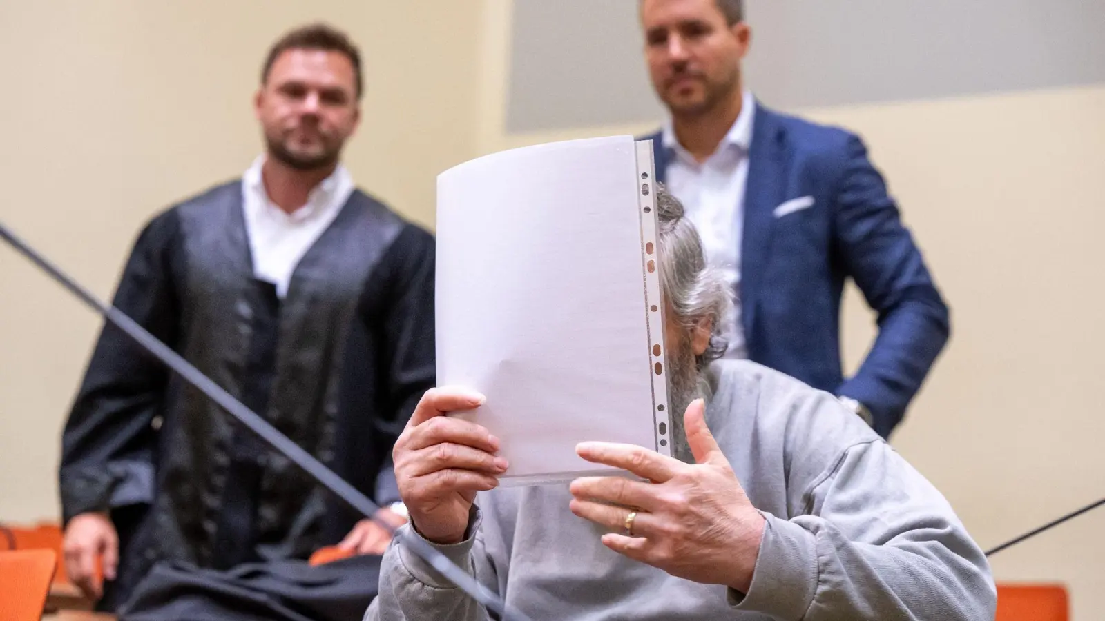Der Angeklagte im Landgericht München I mit seinen Anwälten. (Foto: Peter Kneffel/dpa)