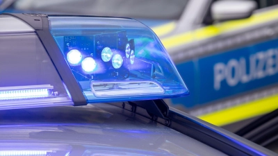 Die Polizei suchte das Gebäude am Freitag ab. (Symbolbild) (Foto: Daniel Karmann/dpa)