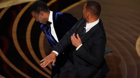 Will Smith  verpasst Chris Rock bei der Oscar-Verleihung eine Ohrfeige. (Foto: Chris Pizzello/Invision/AP/dpa)