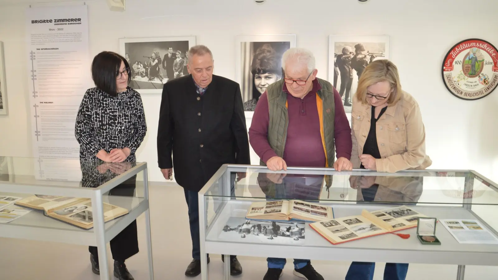 Eine Ausstellung im Museum Fluvius in Wassertrüdingen ist dem Leben von Brigitte Zimmerer als Schützin und Malerin gewidmet. Museumsleiterin Andrea Breuker, Christian Zimmerer, Gerhard Postler und Christa Schülein (von links) besichtigten die Schau vorab. (Foto: Peter Tippl)