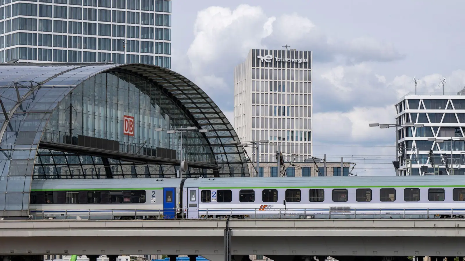 Die Nachfrage nach Reiseverbindungen zwischen Deutschland und Polen ist stark gestiegen. (Archivbild) (Foto: Monika Skolimowska/dpa)