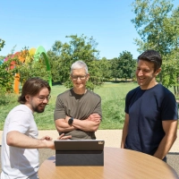 Anton Baranov (l) zeigte seine App sowohl Apple-Chef Tim Cook (M) als auch dessen designiertem Nachfolger John Ternus. (Foto: -/Apple/dpa)