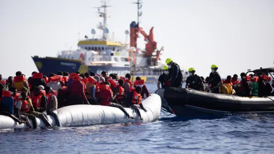 Das deutsche Seenotrettungsschiff „Humanity 1“ ist im Mittelmeer im Einsatz. (Foto: Max Cavallari/SOS Humanity/dpa)