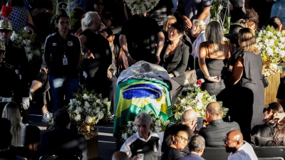 Menschen erweisen dem verstorbenen brasilianischen Fußballstar Pele im Stadion Vila Belmiro die letzte Ehre. (Foto: Marcelo Chello/AP/dpa)