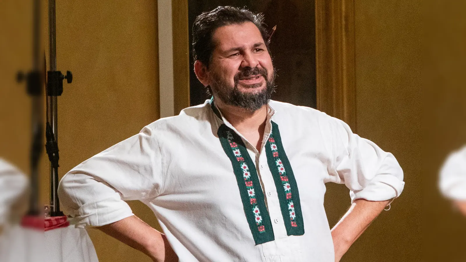 Fränkisch-bodenständig: Levent Özdil als Wirt Martin. (Foto: Evi Lemberger)