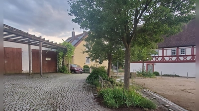 Links mit dem vorgesetzten Holzspalier das Feuerwehrhaus – dem möglichen künftigen Dorfzentrum, rechts das Rathaus von Bullenheim. (Foto: Ulrike Ganter)