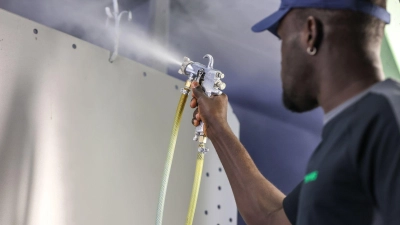 Ein Beschäftigrer aus Gambia in einer Firma in Deutschland. (Archivbild) (Foto: Jan Woitas/dpa)