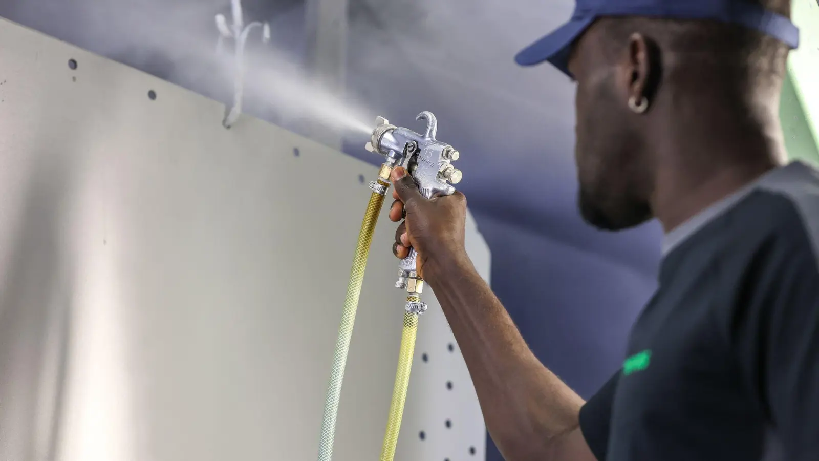 Ein Beschäftigrer aus Gambia in einer Firma in Deutschland. (Archivbild) (Foto: Jan Woitas/dpa)