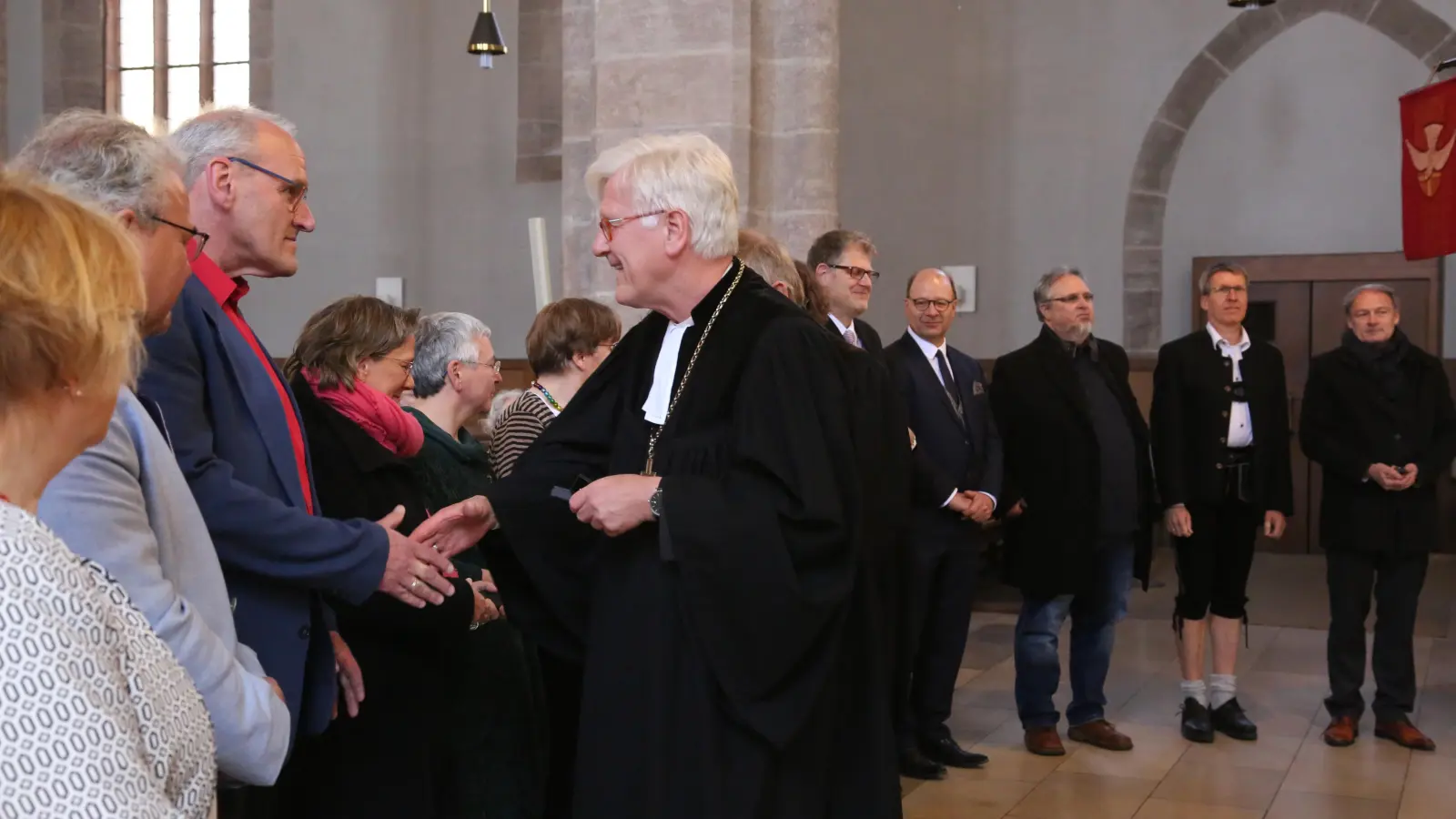Aus der Hand des Landesbischofs Heinrich Bedford-Strohm erhielten viele Jubilare das Ordinationskreuz und den Segen für ihren langjährigen Dienst als Seelsorger. (Foto: Martina Kramer)