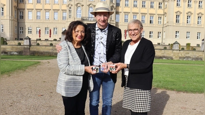 Die Preisträgerinnen und Preisträger des diesjährigen Frankenwürfels: Alice Walchshöfer, Otmar Schmelzer und Rosi Kraus. (Foto: Alexander Warkotsch/Regierung von Unterfranken/dpa)
