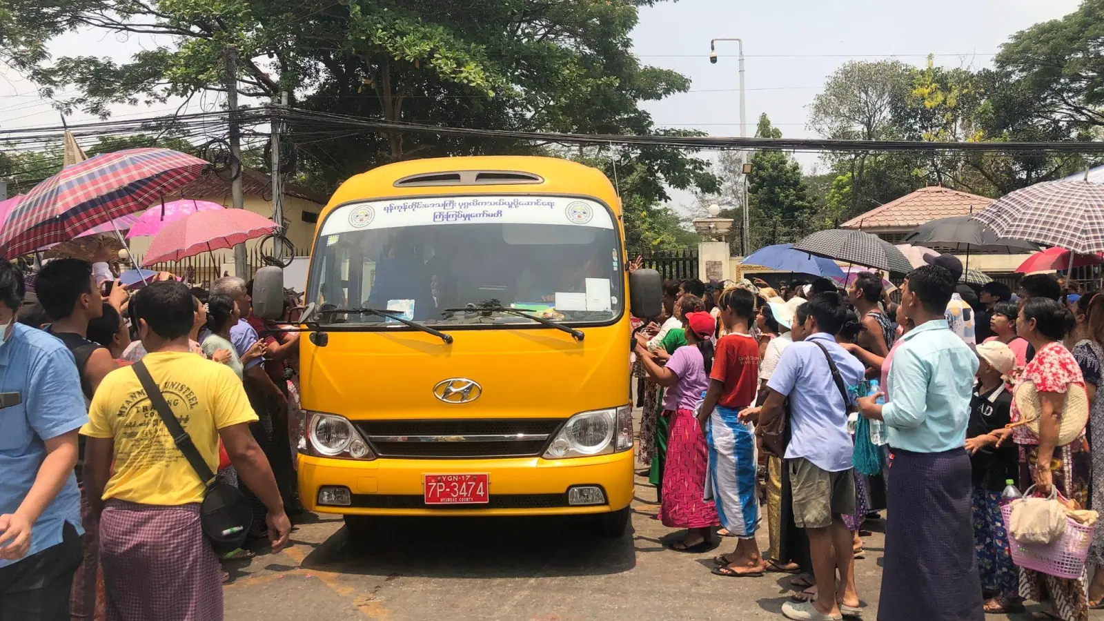 Die ersten Busse mit Gefangenen verlassen im Rahmen einer Massenamnestie das Insein-Gefängnis in Myanmars größter Stadt Yangon. (Foto: Yuki Zee/dpa)
