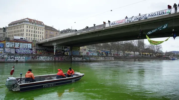 Zu Mittag blockierte eine Gruppe Aktivisten die Salztorbrücke in der Wiener Innenstadt und färbte den Donaukanal grün. (Foto: Unbekannt/EXTINCTION REBELLION ÖSTERREICH/APA/dpa)