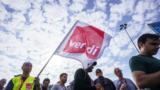 Die Gewerkschaft Verdi will mehrere Flughäfen in Deutschland am Freitag ganztägig lahmlegen. (Foto: Frank Rumpenhorst/dpa)