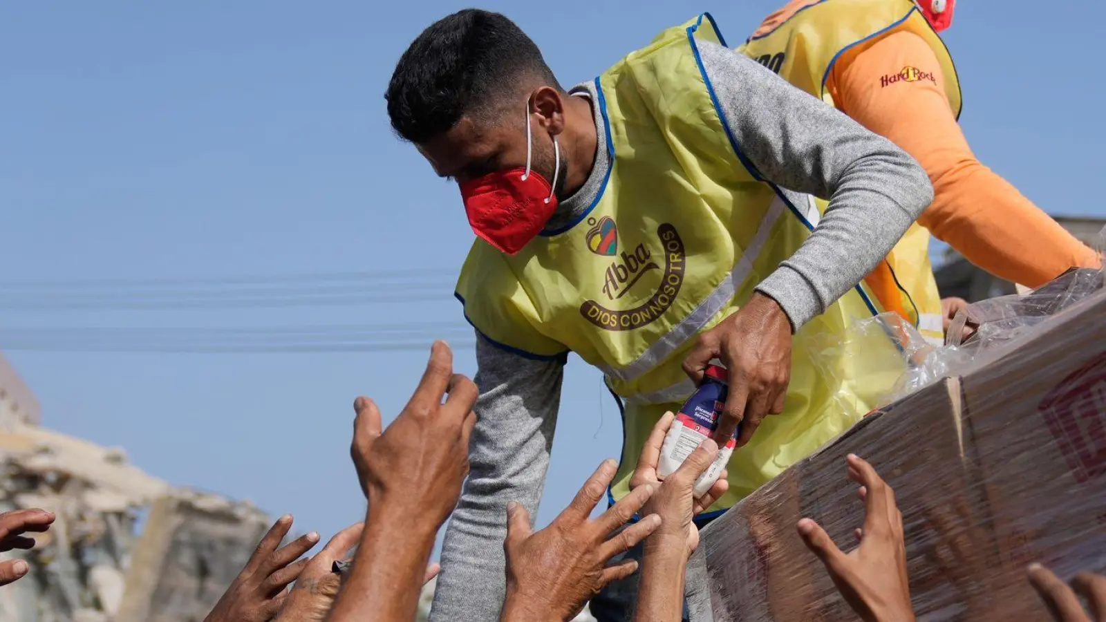 Mehr als 70.000 Familien wurden in La Guaira laut Behörden von den Erdbeben betroffen. (Foto: Ariana Cubillos/AP/dpa)