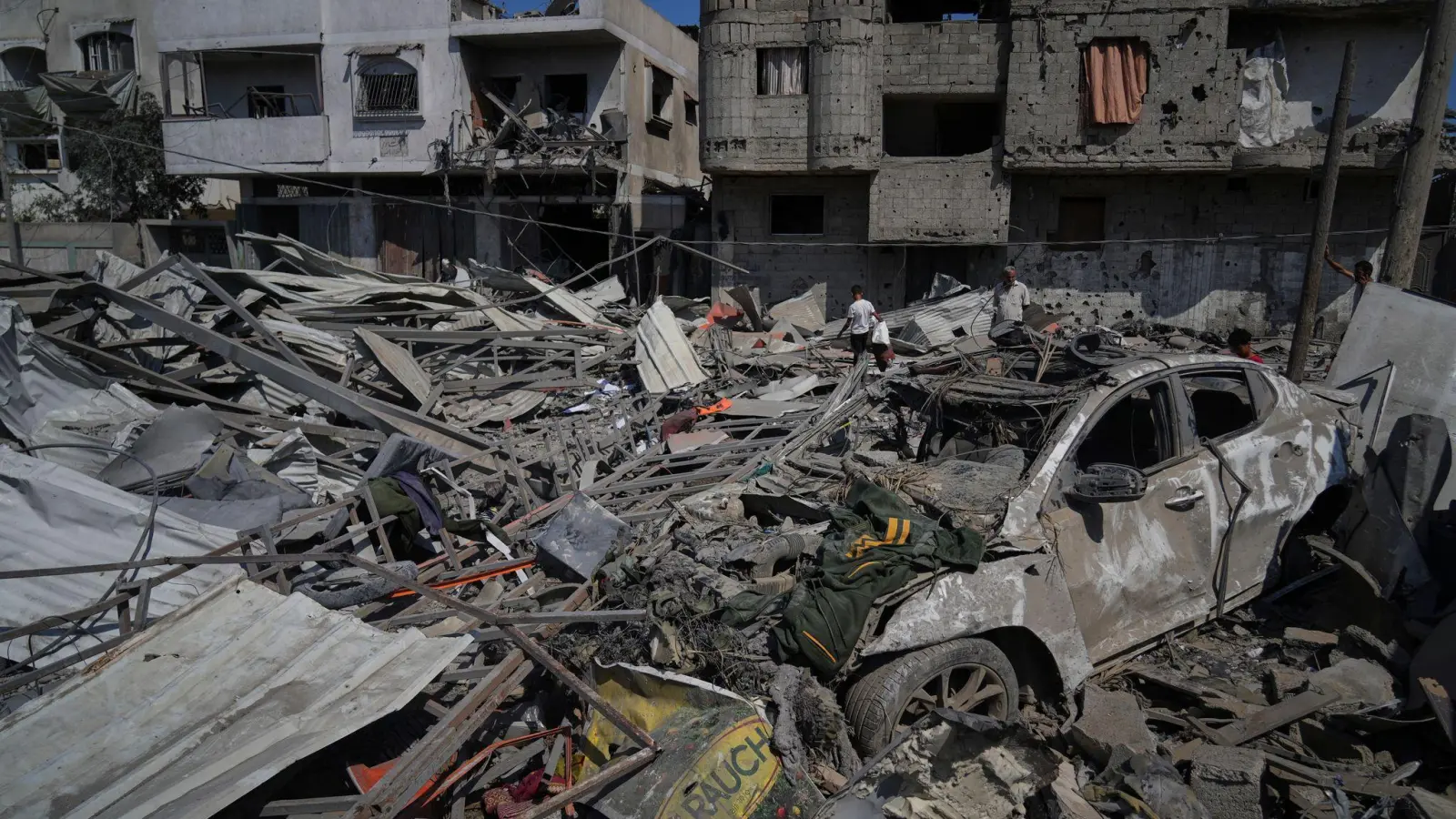 Immer wieder werden im Gazastreifen Menschen getötet, die sich mit Hilfsgütern versorgen wollen. (Foto: Abdel Kareem Hana/AP/dpa)