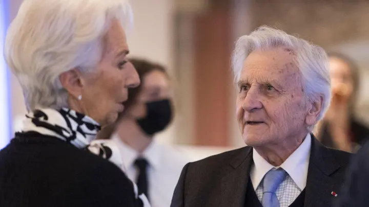 EZB-Präsidentin Christine Lagarde (l) mit dem ehemaligen EZB-Präsidenten Jean-Claude Trichet auf dem 32. European Banking Congress in Frankfurt/Main. (Foto: Hannes P. Albert/dpa)