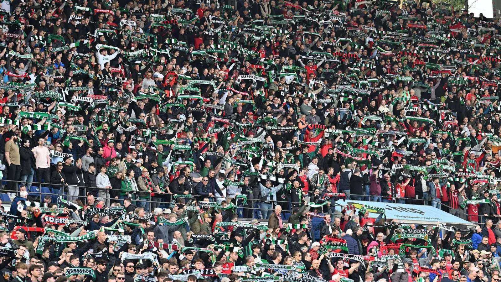 Hannover-Fans beim Derby gegen Eintracht Braunschweig. (Archivbild) (Foto: Swen Pförtner/dpa)