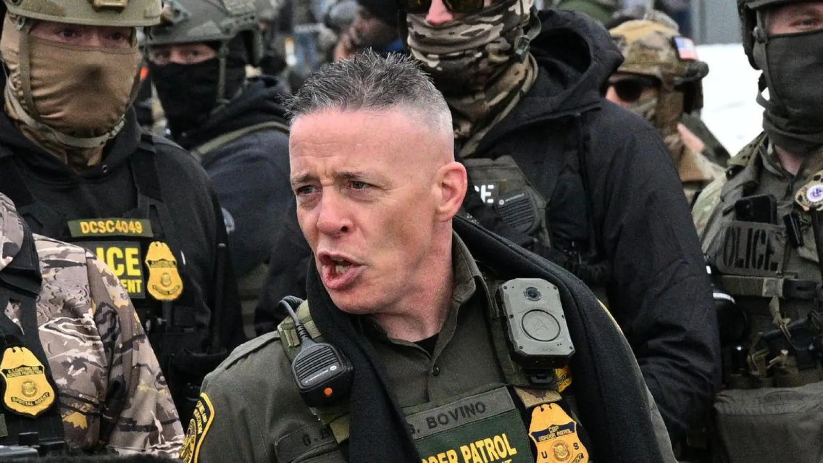 Sein rabiates Auftreten verschaffte Bovino Anerkennung bei Präsident Trump. (Archivbild) (Foto: Tom Baker/AP/dpa)