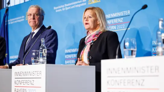 Bundesinnenministerin Nancy Faeser und Bayerns Innenminister Joachim Herrmann äußern sich in München gegenüber der Presse. (Foto: Matthias Balk/dpa)