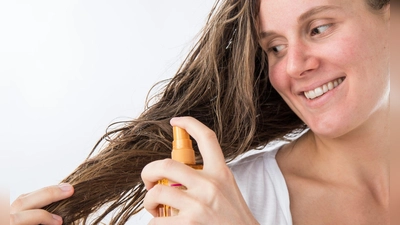 Schnell gestylt, länger drauf: Leave-in verspricht Pflege ohne Aufwand – aber nicht jedes Haarpflegeprodukt ist auch gut für Haut und Haar. (Foto: Christin Klose/dpa-tmn)