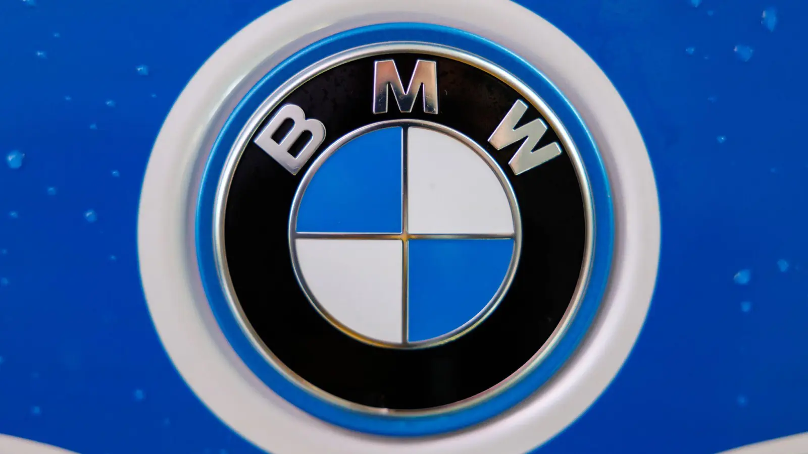 Das Logo des Automobilherstellers BMW. (Foto: Daniel Karmann/dpa)