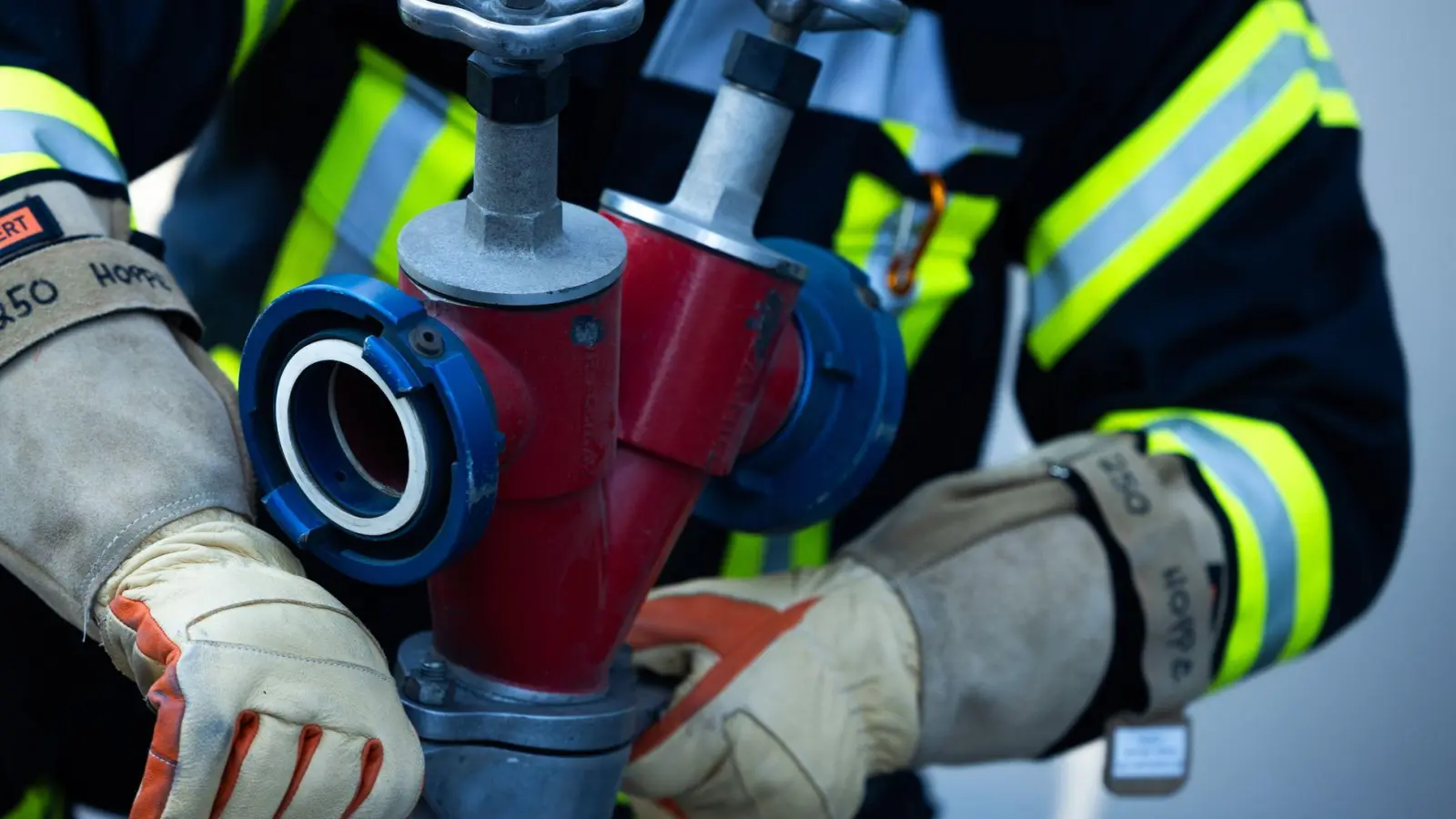 Feuerwehrleute löschen die Flammen. (Symbolbild) (Foto: Rolf Vennenbernd/dpa)